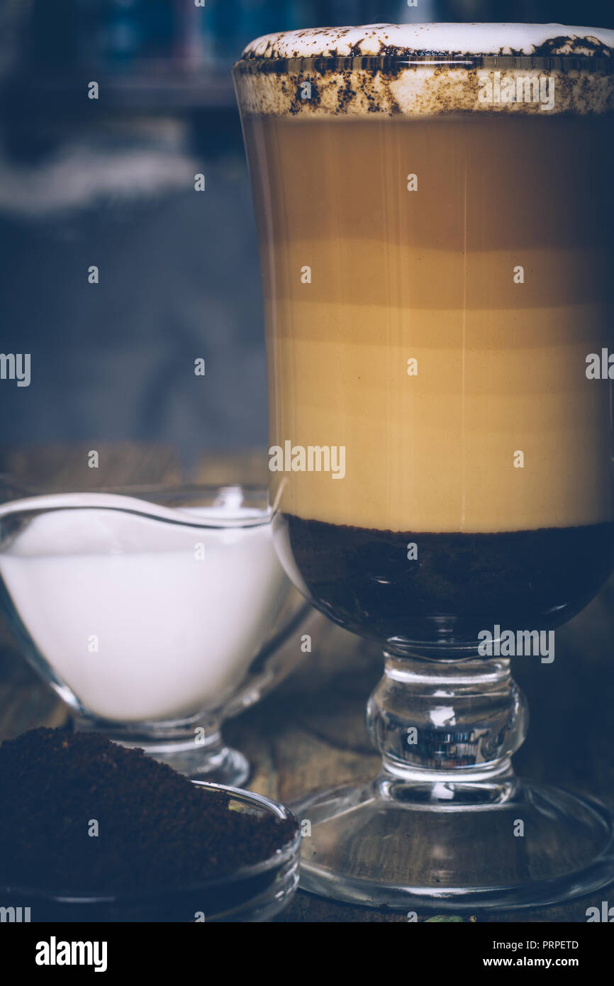 SPICE SCHMUTZIG Chai Latte. Masala Chai und Espresso. Herbst oder Winter warm Spice Kaffee trinken. Nahaufnahme Stockfoto
