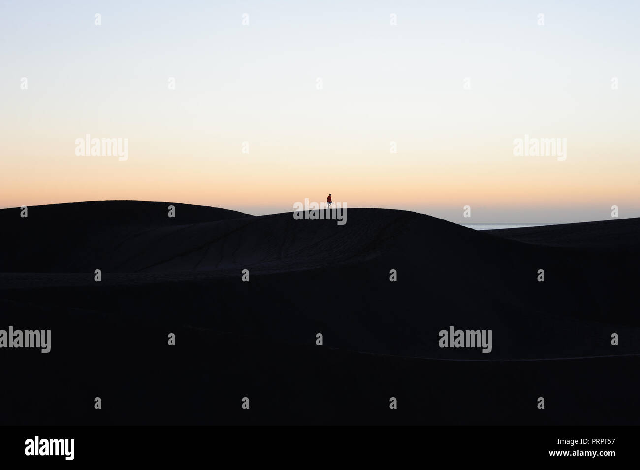 Sonnenaufgang in den Dünen von Maspalomas - Einzigartige wilden Ort auf den Kanarischen Inseln, in den frühen Morgenstunden, Stockfoto