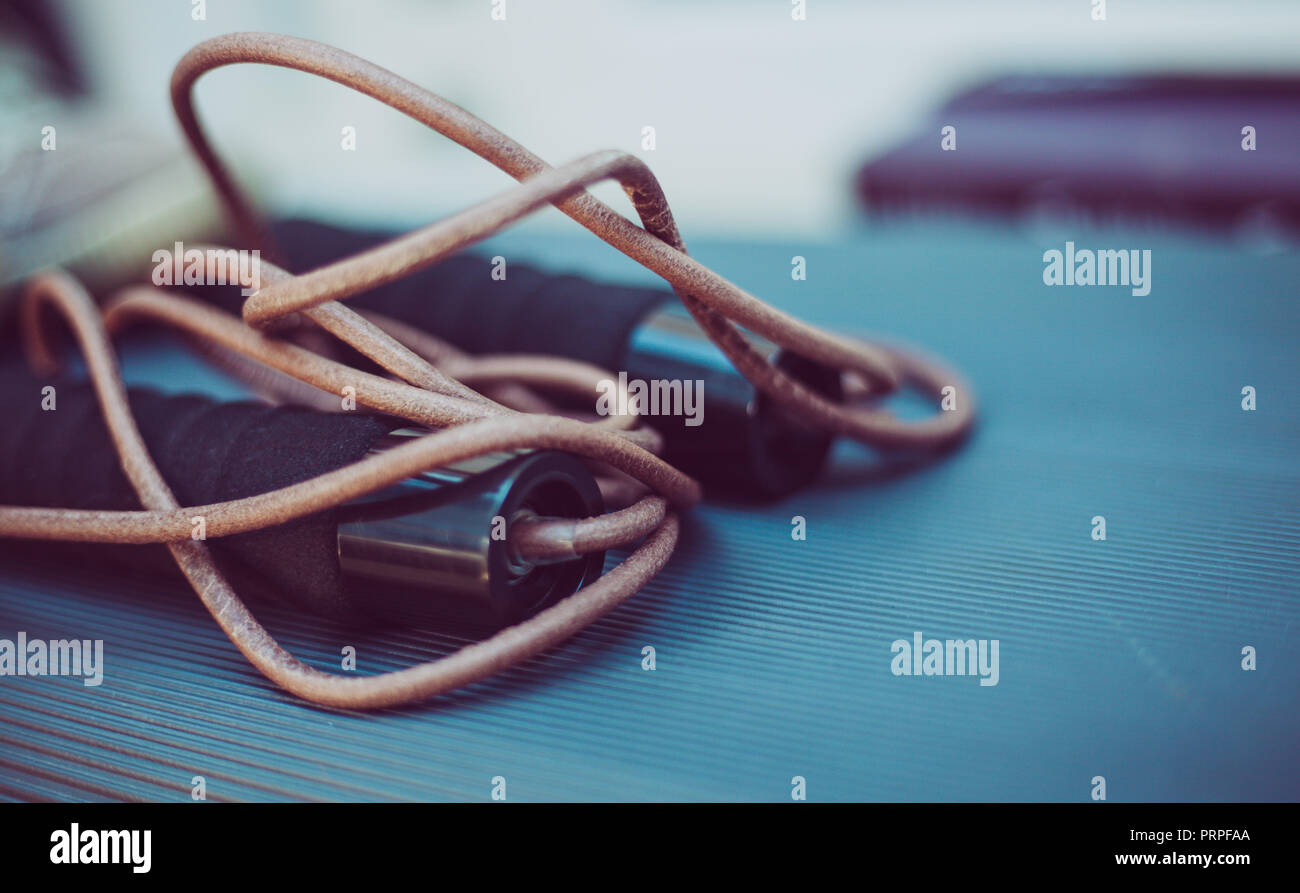 Nahaufnahme eines Leder Springseil Schritt für Plattform Stockfoto