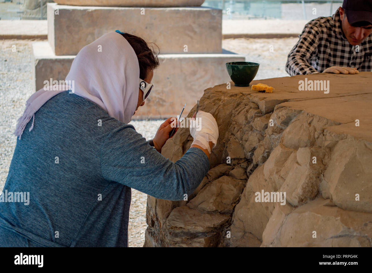 Ein archäologe der Wiederherstellung ein Teil von Persepolis, Iran Stockfoto