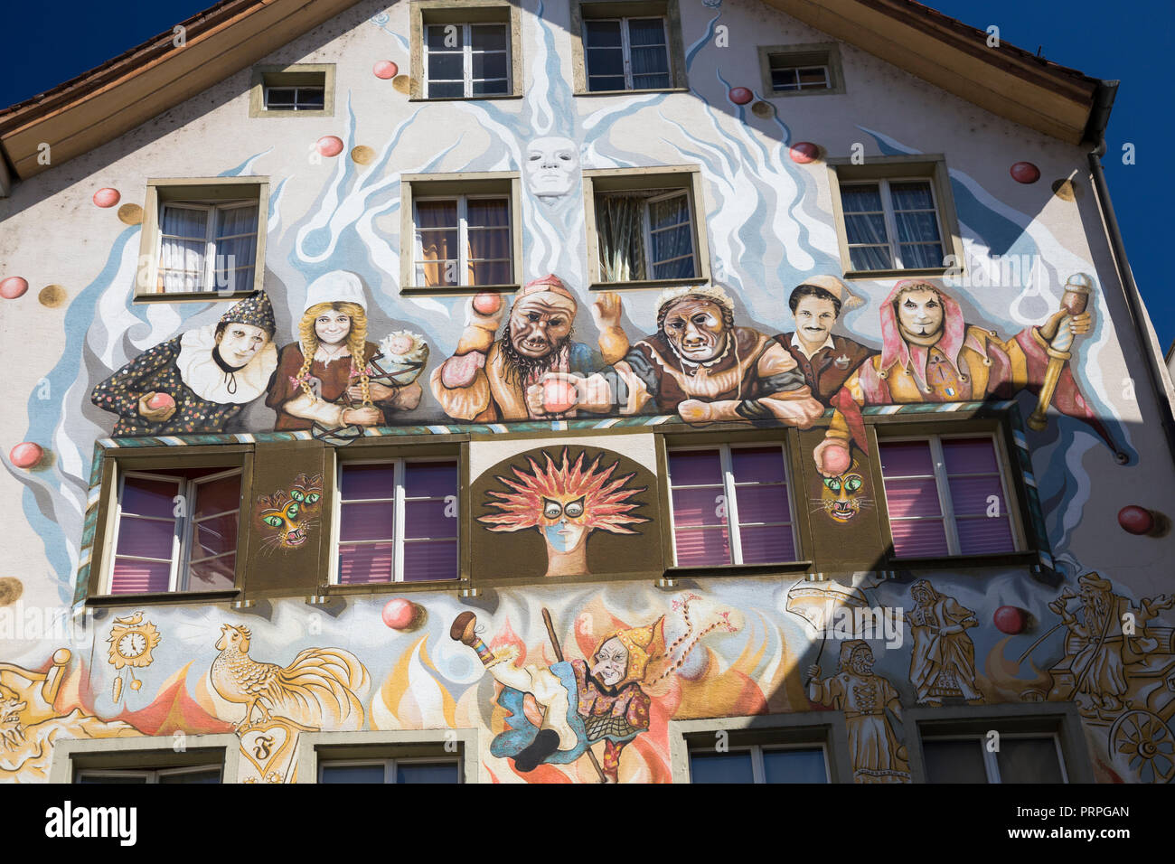 Farbenfrohen Wandmalereien an der Fassade des Restaurants Fritschi in  Sternenplatz, Luzern, Schweiz Stockfotografie - Alamy