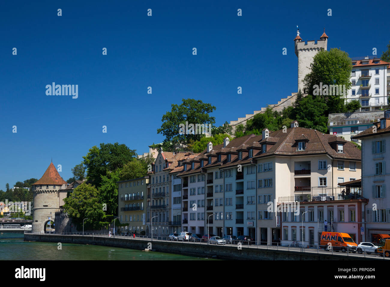 Nölliturm Tower, alte Stadtmauer Stadtmauer und Männliturm Turm aus Der Spreuer Brücke, Luzern, Schweiz, gesehen. Stockfoto