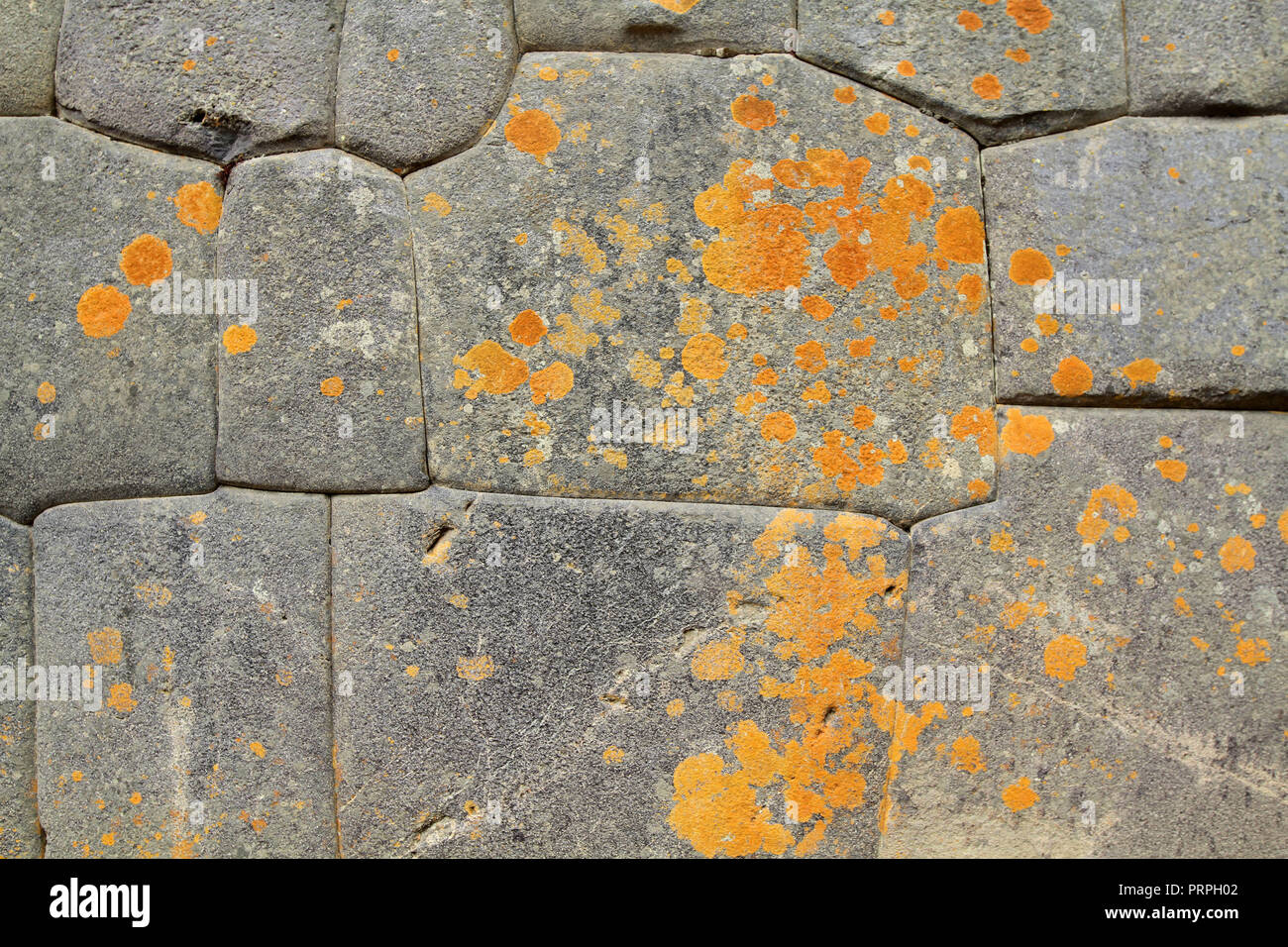 Inka Tempel aus Stein mit Steinen in orange Flechten überzogen Stockfoto