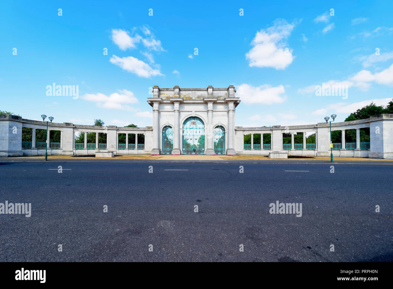 Die Eingangstore nach Nottingham Memorial Gardens am Ufer des Flusses Trent am Victoria Embankment. Stockfoto