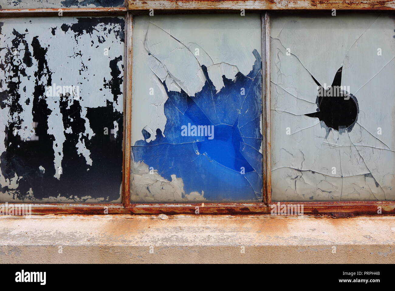 Gebrochene Fenster in einer verlassenen Fabrik. Toronto, Ontario, Kanada. Stockfoto