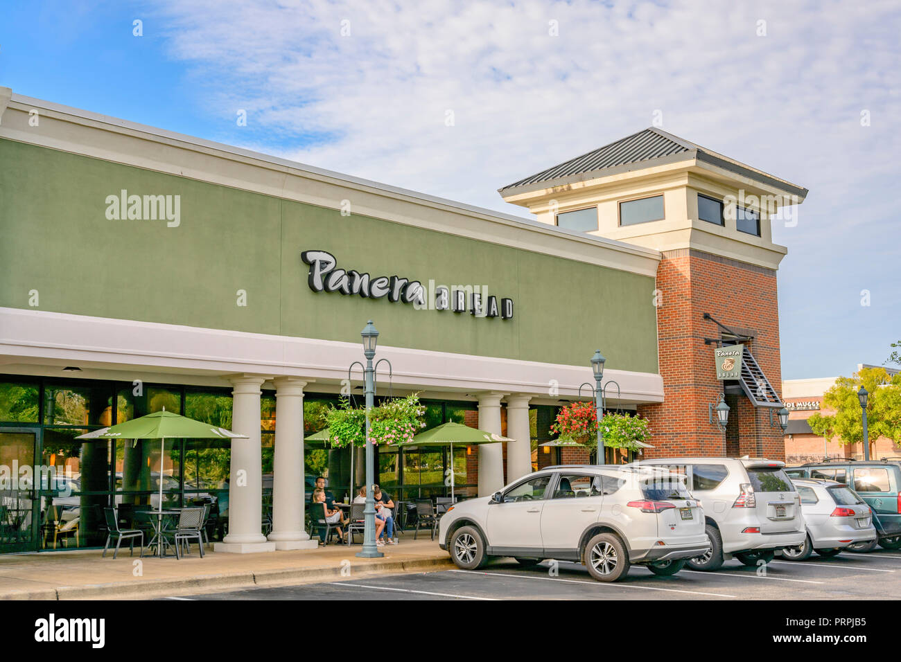 Panera Bread Family Restaurant vorne außen Eingang des Restaurant einer Kette mit dem Markenzeichen und Logo in Montgomery, Alabama, USA. Stockfoto