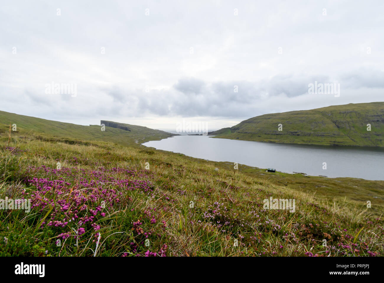 Im Sorvagsvatn-See auf den Färöern zieht ein Sturm auf Stockfoto