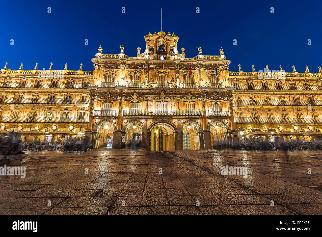 Fotos mit langer Belichtungszeit von Plaza Mayor, Hauptplatz, mit Menschen zu Fuß, in Salamanca, in einer schönen Sommernacht. Gemeinschaft Kastilien und LeÃ³n, Stockfoto