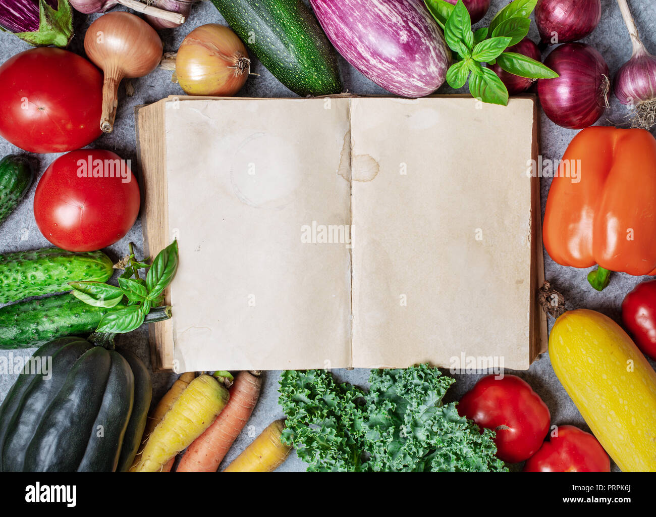 Altes Buch und Gemüse Stockfoto