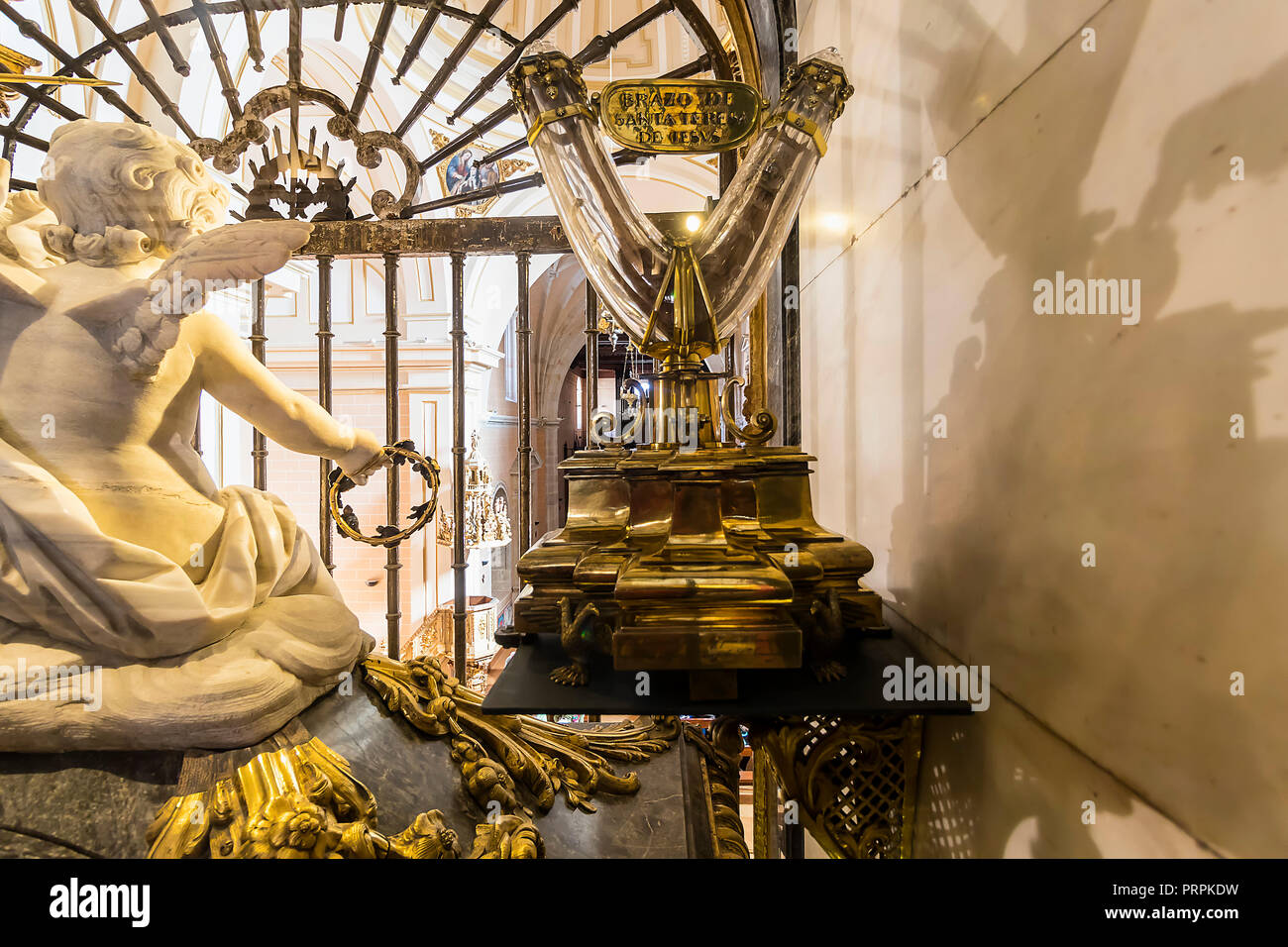 Alba de Tomes, Spanien - Oktober 7, 2017: Relikt der Arm der Heiligen Teresa von Avila (Santa Teresa de Jesus) im Kloster von carmelitas Descalzas gestorben, begraben Stockfoto