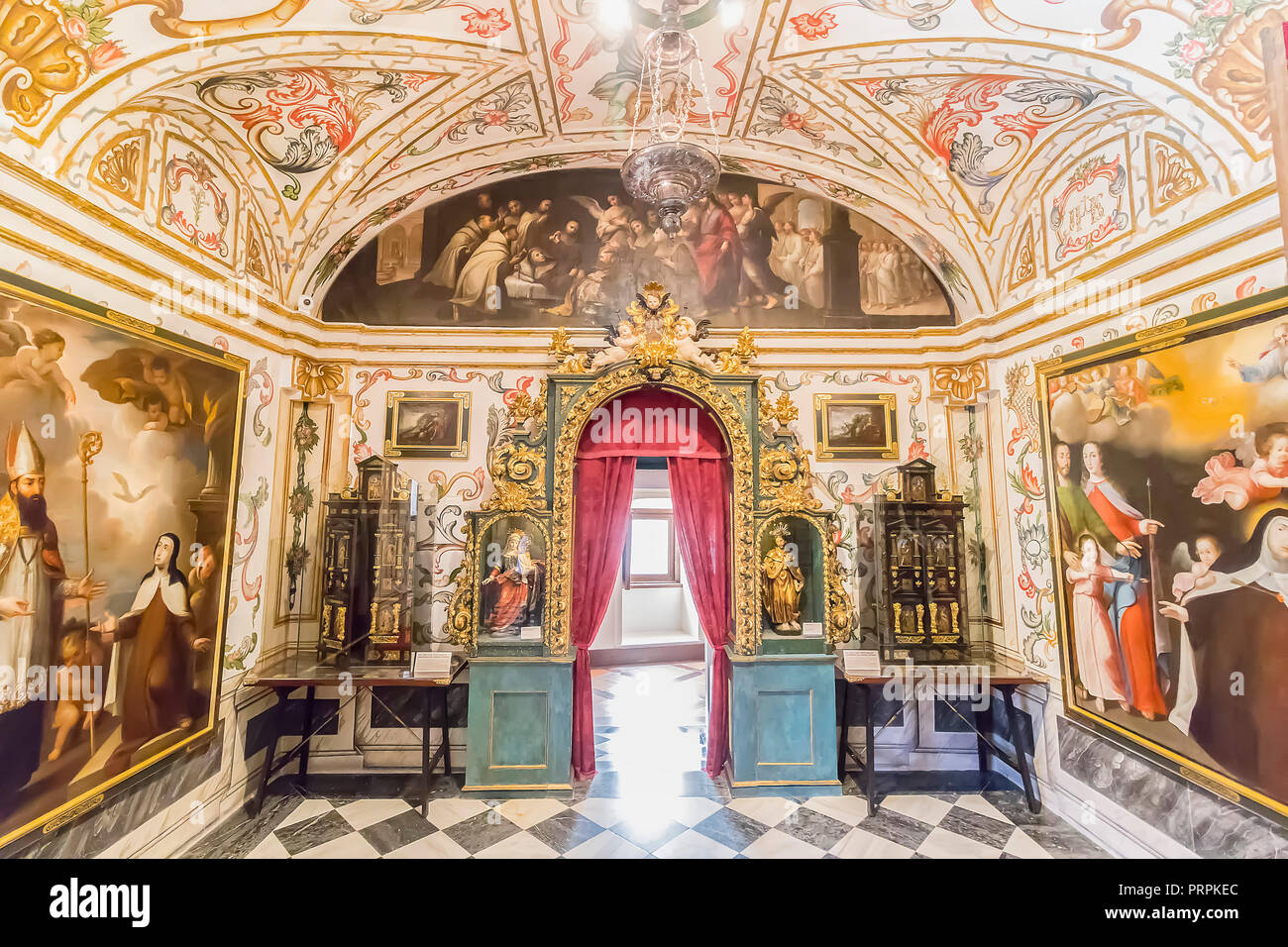 Alba de Tomes, Salamanca, Spanien - Oktober 7, 2017: Grab von St. Teresa de Avila (Santa Teresa de Jesus) im Kloster von carmelitas Descalzas, begraben Stockfoto