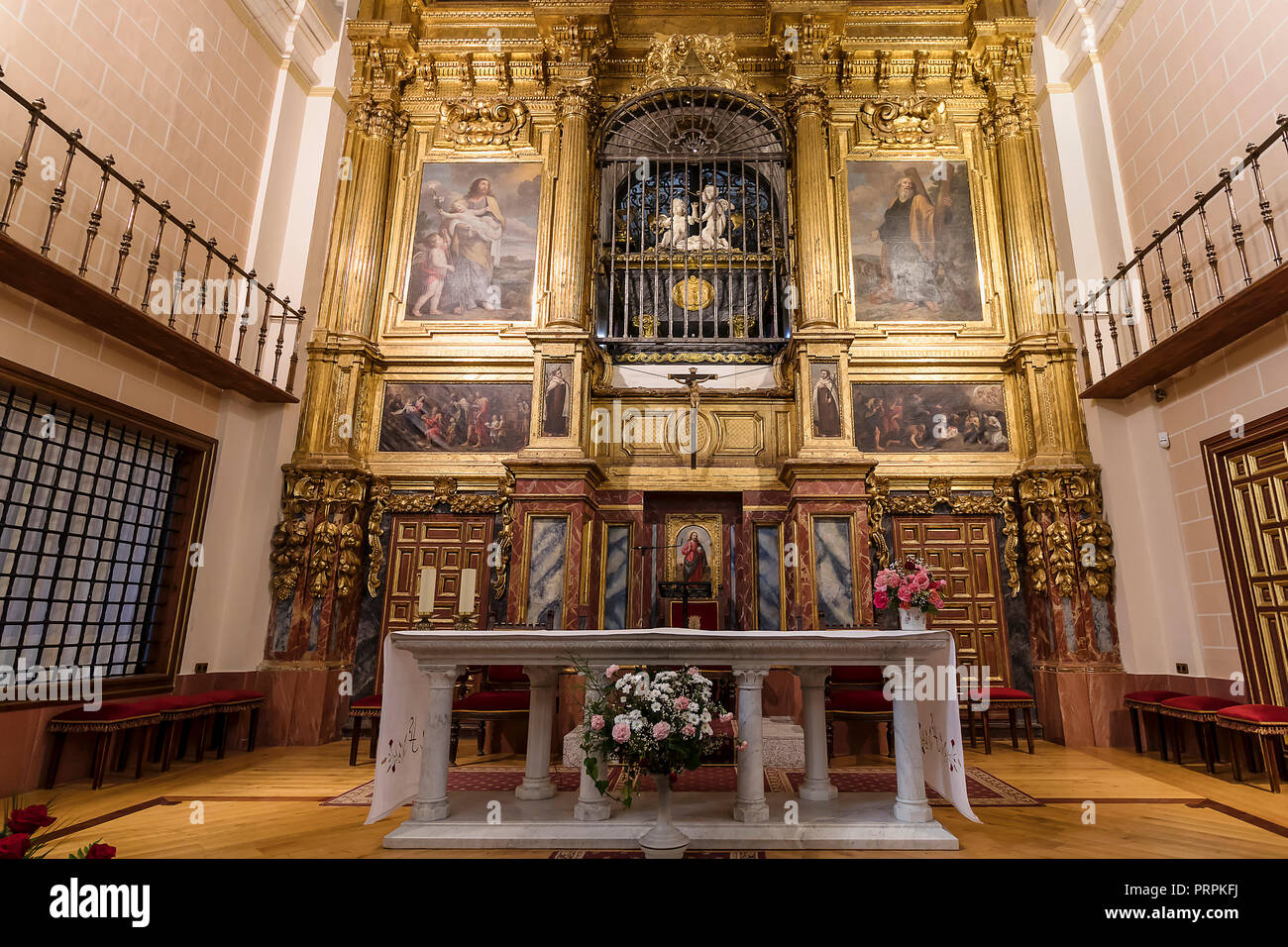 Alba de Tomes, Salamanca, Spanien - Oktober 7, 2017: Hauptaltar der Unbeschuhten Karmeliten Kirche (Carmelitas descalzas) mit Grab von St. Teresa de EIN Stockfoto