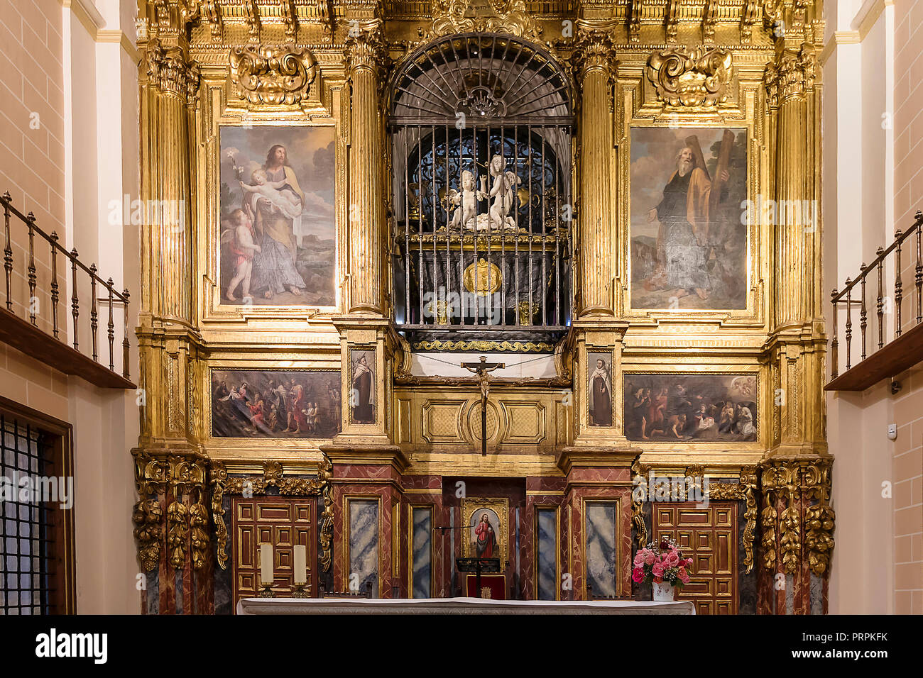 Alba de Tomes, Salamanca, Spanien - Oktober 7, 2017: Hauptaltar der Unbeschuhten Karmeliten Kirche (Carmelitas descalzas) mit Grab von St. Teresa de EIN Stockfoto