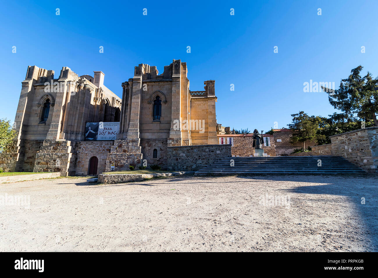 Alba de Tomes, Spanien - Oktober 7, 2017: Die Basilika von Santa Teresa de Jesus, religiöse Tempel des herzoglichen Dorf Cortes de la Frontera, Spanien. Unfinis Stockfoto