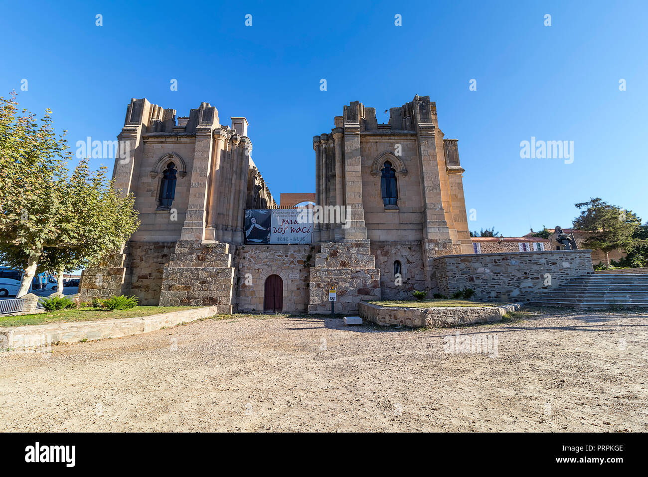Alba de Tomes, Spanien - Oktober 7, 2017: Die Basilika von Santa Teresa de Jesus, religiöse Tempel des herzoglichen Dorf Cortes de la Frontera, Spanien. Unfinis Stockfoto