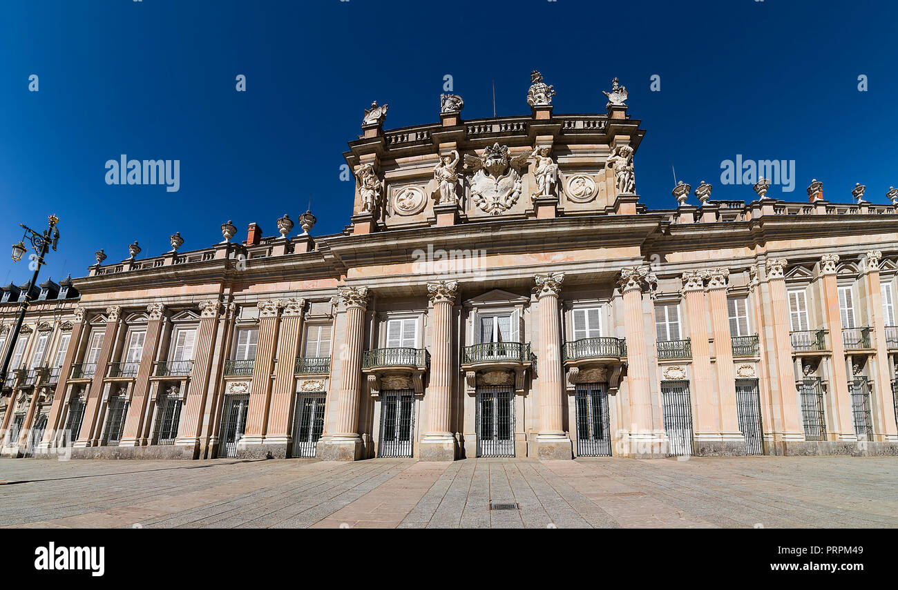 Fassade des Königlichen Palast von La Granja de San Ildefonso, (Spanisch: Palacio Real de La Granja de San Ildefonso), bekannt als La Granja, ist ein frühes 18.-Cent Stockfoto