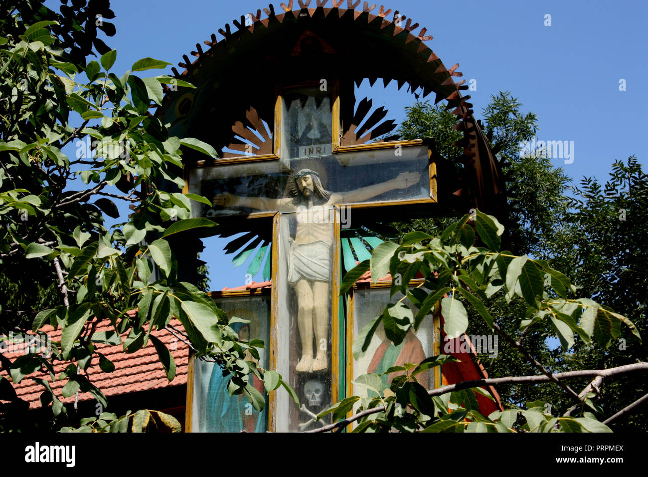 Typische Darstellung von Jesus am Kreuz in einer moldauischen Dorf Stockfoto