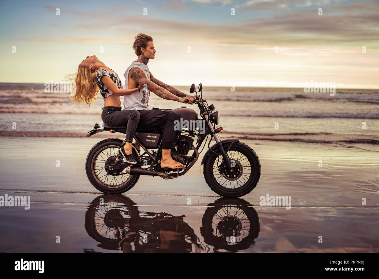 Motorrad am strand -Fotos und -Bildmaterial in hoher Auflösung – Alamy