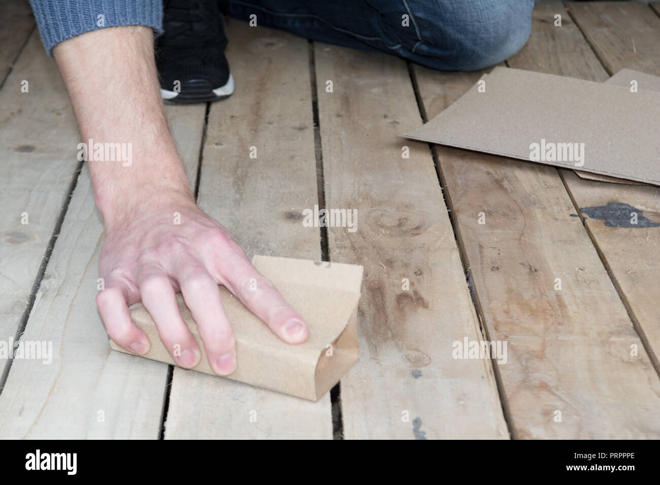 Mann bei der Arbeit mit Schleifpapier in der Schreinerei Handel Stockfoto