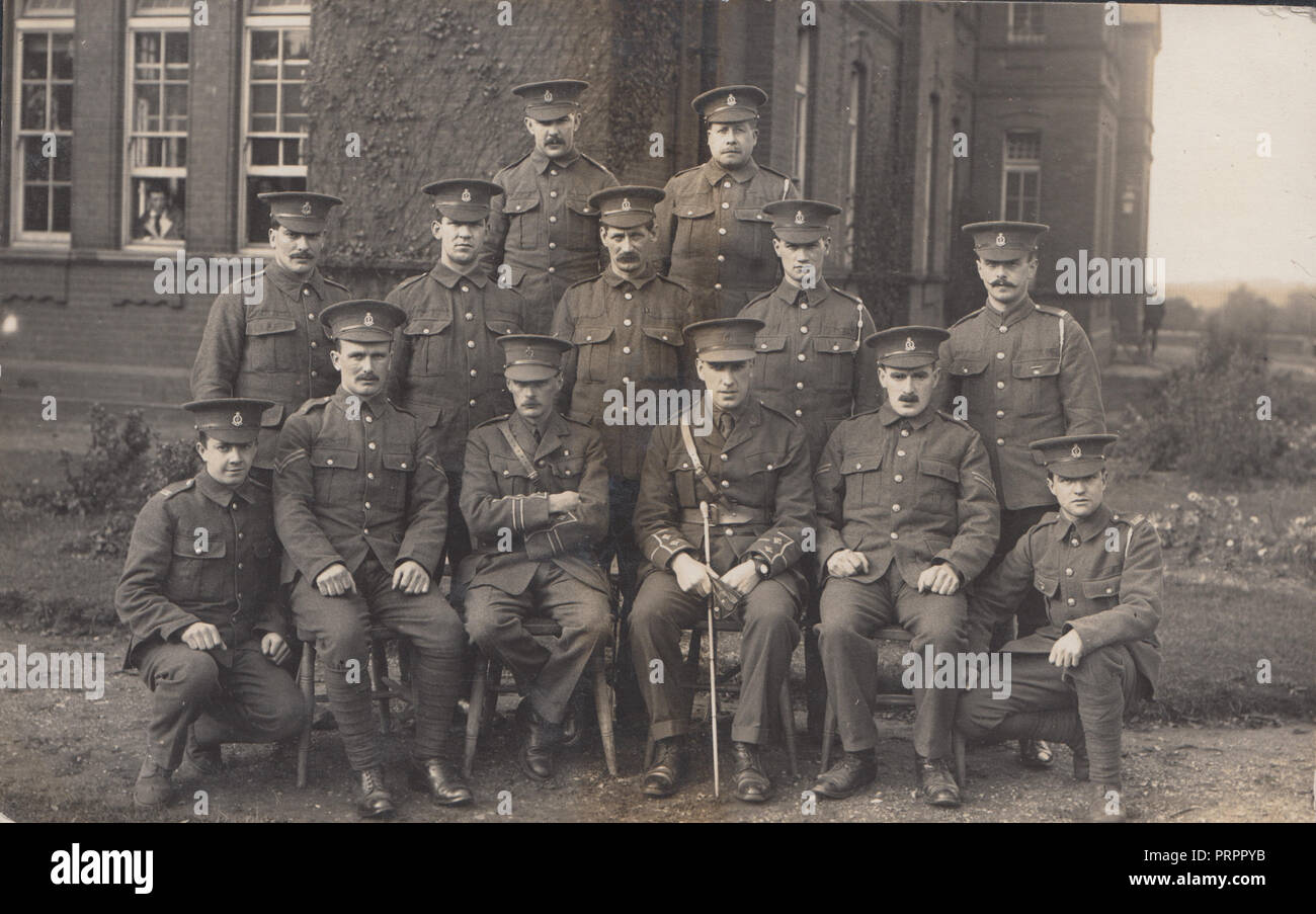 * Vintage photographische Postkarte zeigt eine Gruppe von britischen Weltkrieg Soldaten Stockfoto