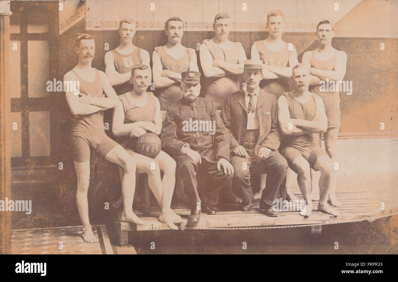 * Vintage Foto einer Polizei Schwimmen oder Wasser Polo Team. 1906 D.P.S.C auf der Kugel geschrieben. Stockfoto