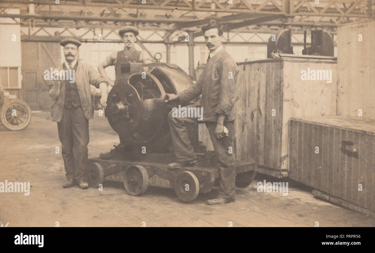* Vintage industrielle Fotografie von Männern innerhalb der Lucas-Fabrik in Coventry, Warwickshire Stockfoto