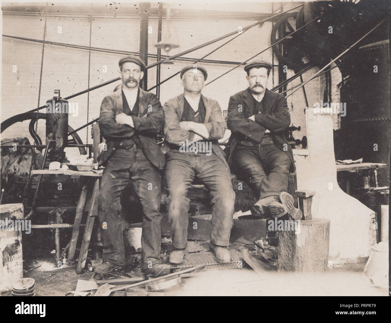 * Vintage Foto zeigt drei Arbeiter in einer Fabrik oder Werkstatt Stockfoto