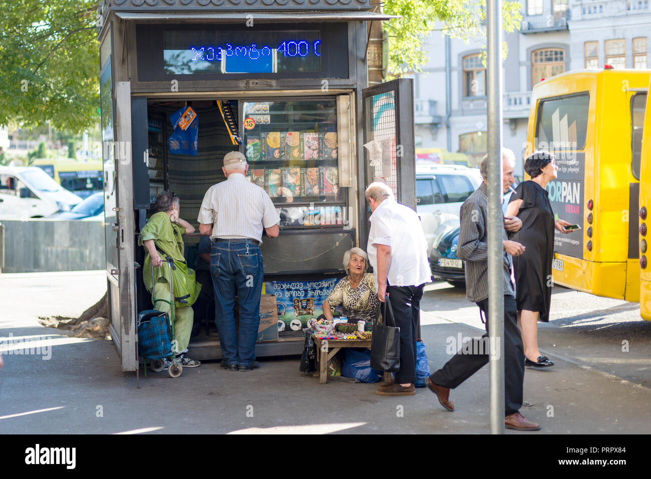 Die Einheimischen plaudern am Kiosk in Tiflis Stockfoto