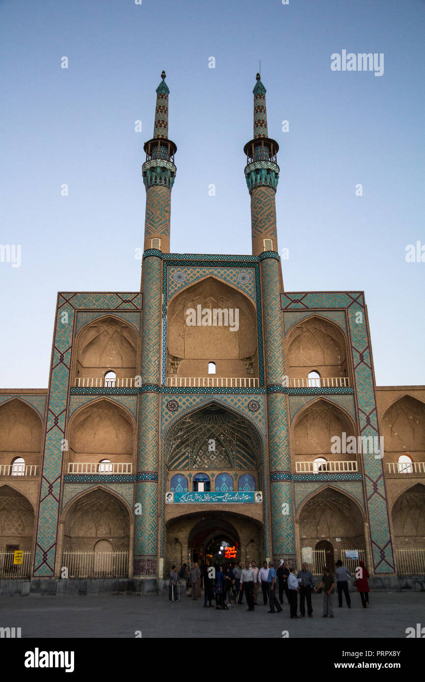 YAZD, IRAN - August 9, 2016: Amir Chakhmaq komplexe während einer sommerlichen Abend. Es ist eine Moschee auf einem Platz gelegen, und ein Meilenstein Stockfoto