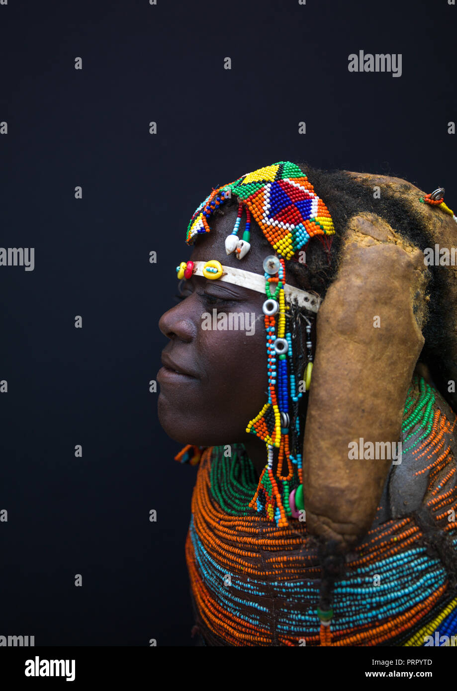 Seitenansicht eines Mumuhuila Stamm Frau, Huila Provinz, Chibia, Angola Stockfoto