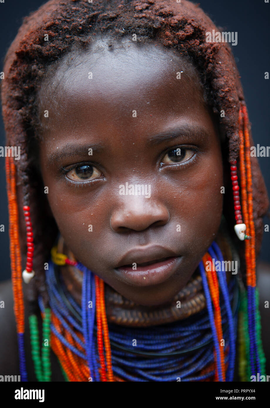 Porträt einer Mumuhuila Stamm Mädchen, Huila Provinz, Chibia, Angola Stockfoto