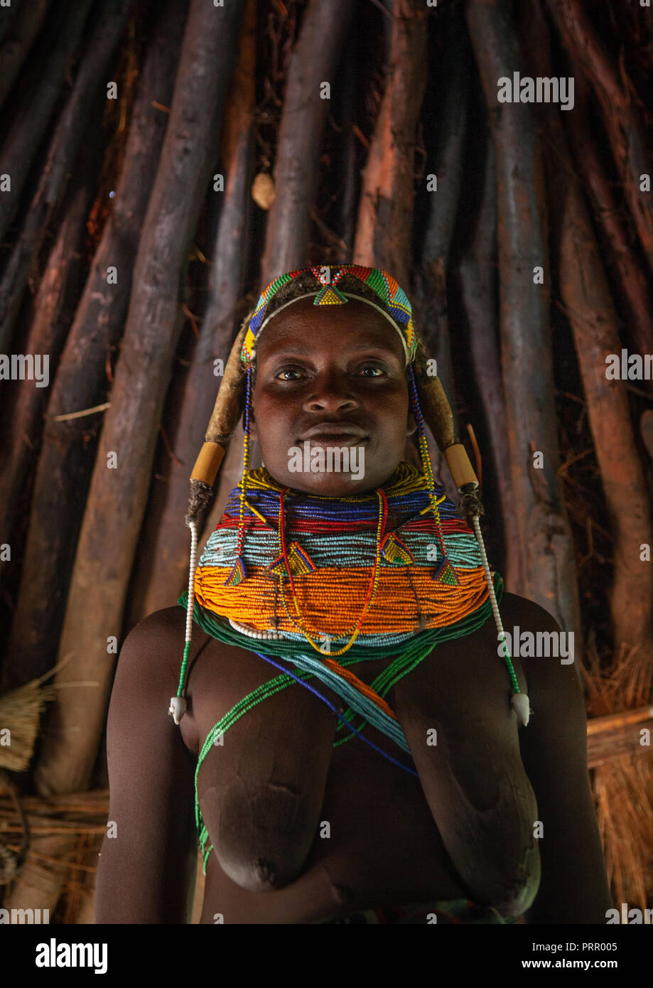 Mumuhuila Stamm Frau in ihrer Hütte, Huila Provinz, Chibia, Angola Stockfoto