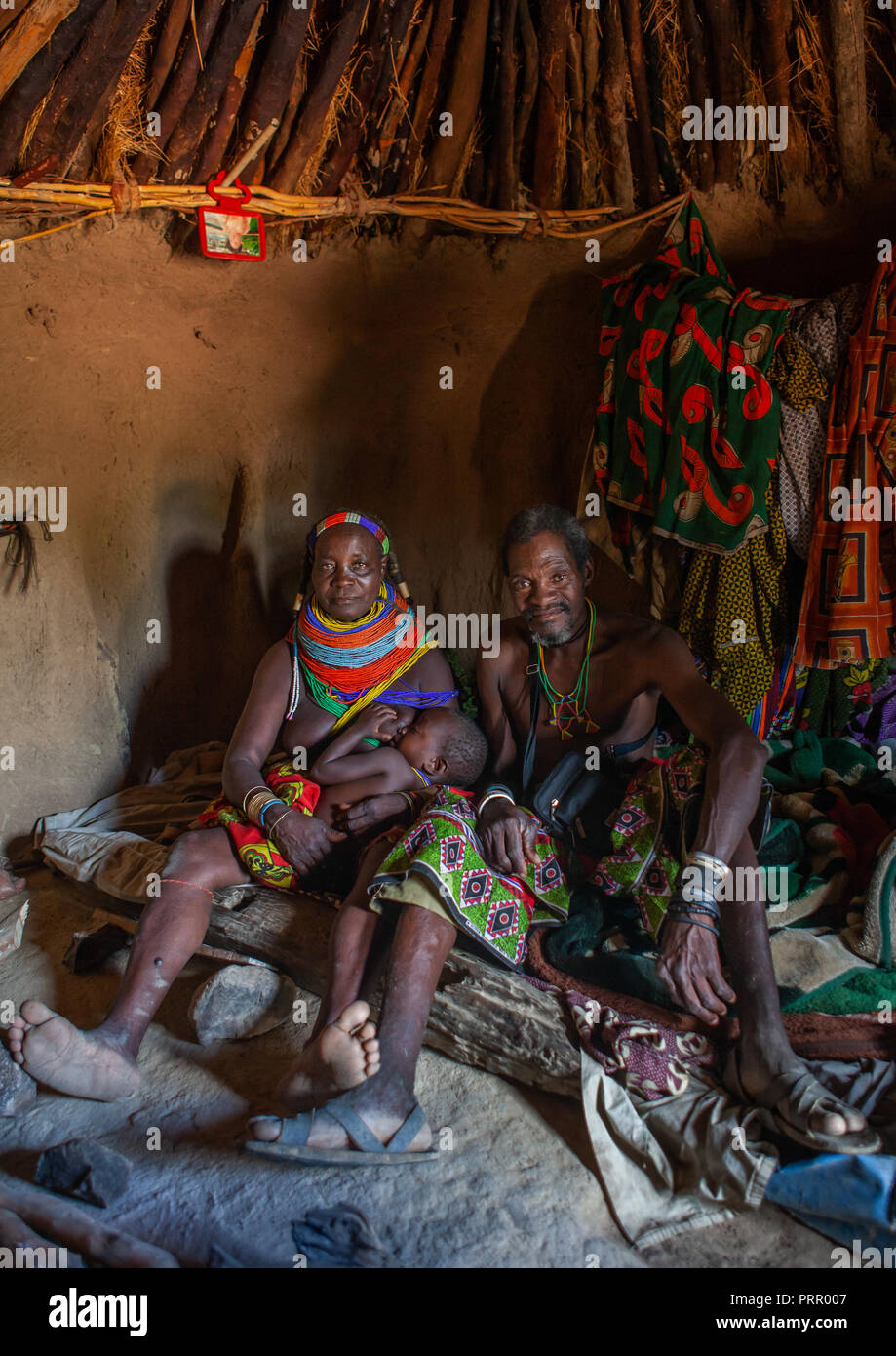Mumuhuila Stamm Familie in ihre Hütte, Huila Provinz, Chibia, Angola Stockfoto