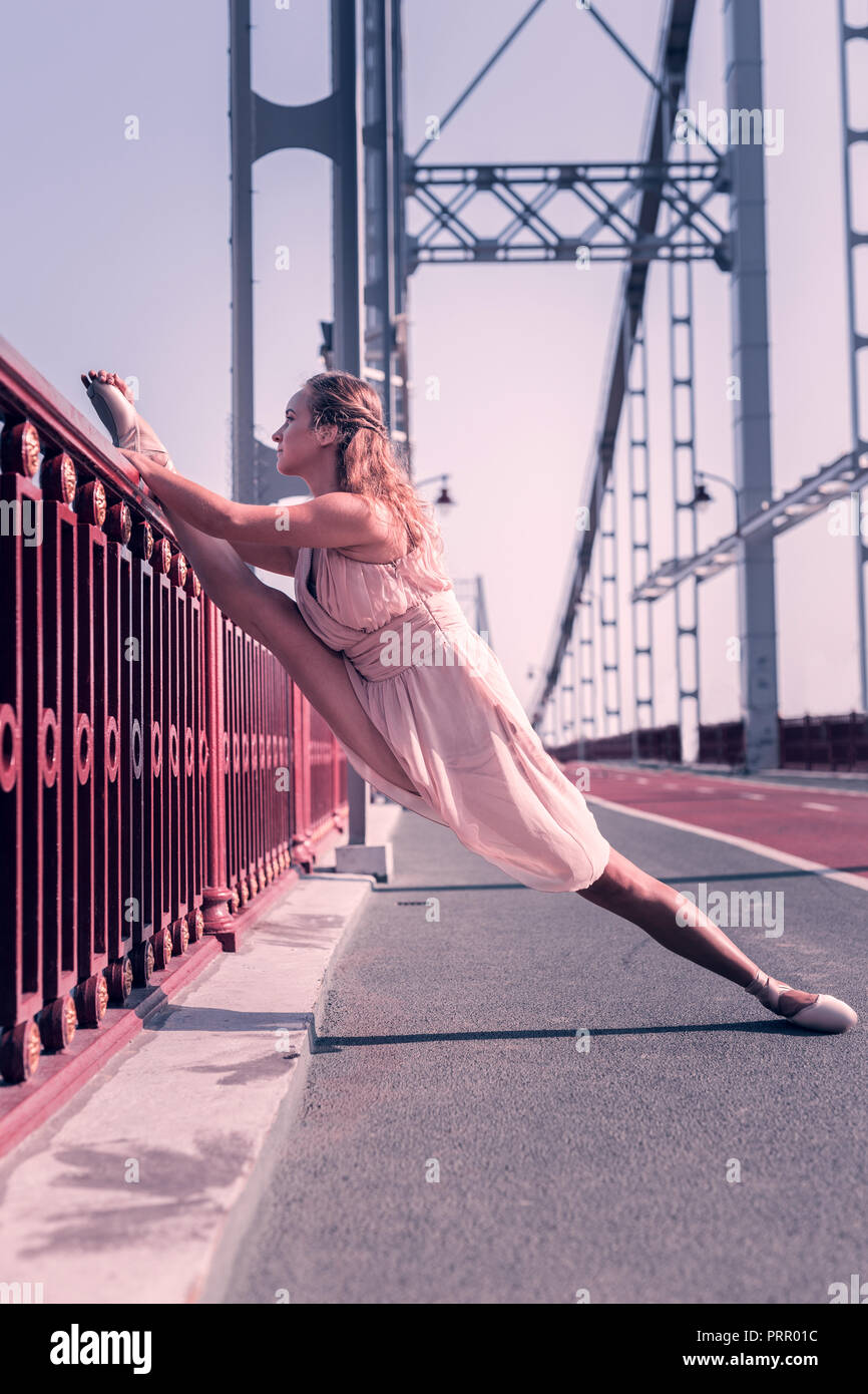 Professionell ausgebildete Tänzerin ihre ausgezeichnete Flexibilität angezeigt Stockfoto