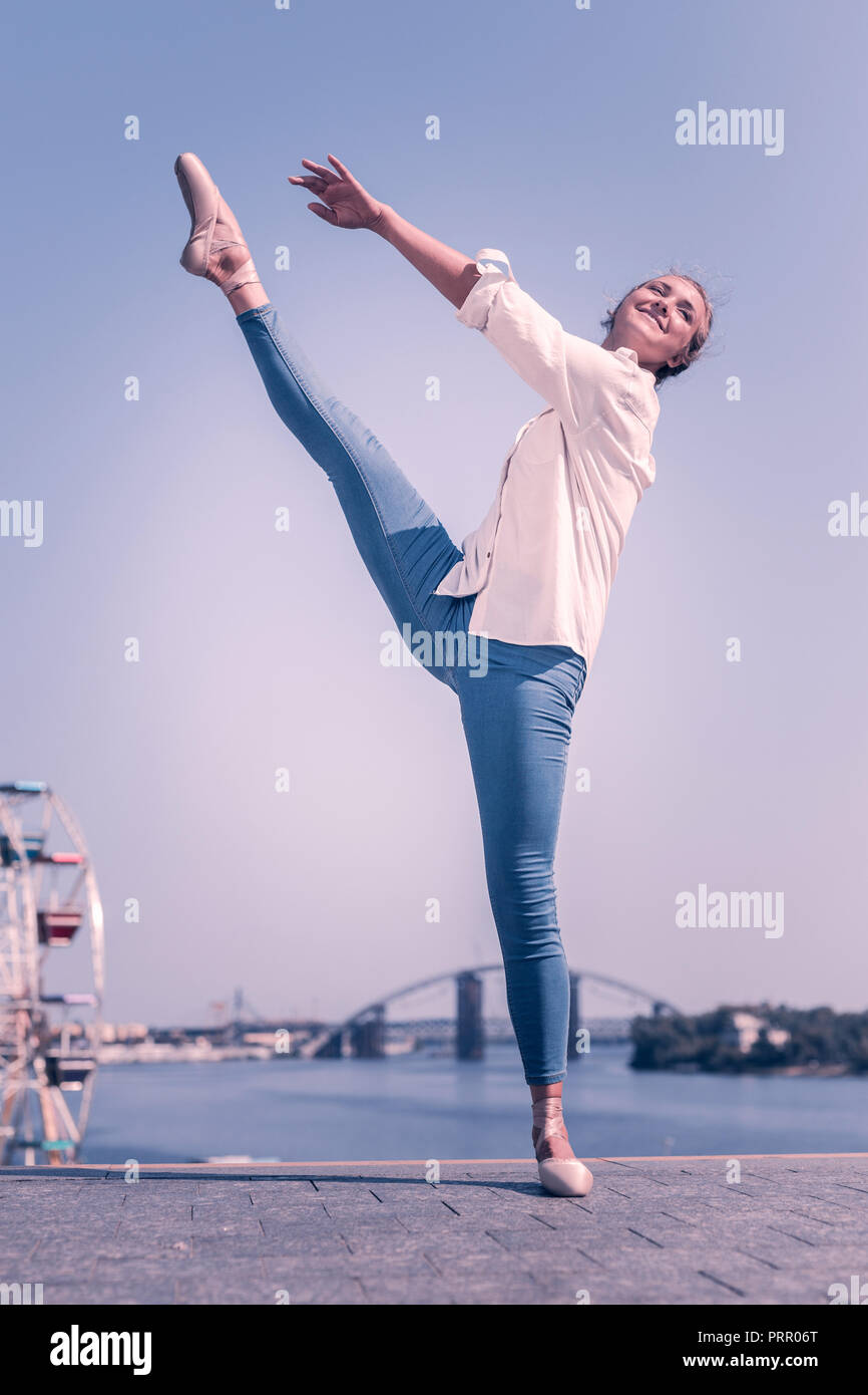 Schöne professionelle Tänzerin tragen ein stilvoller Mantel Stockfoto