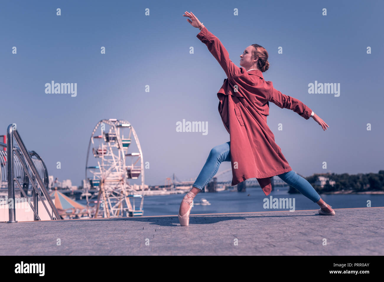Attraktive elegante Frau tanzen in der Nähe des Flusses Stockfoto