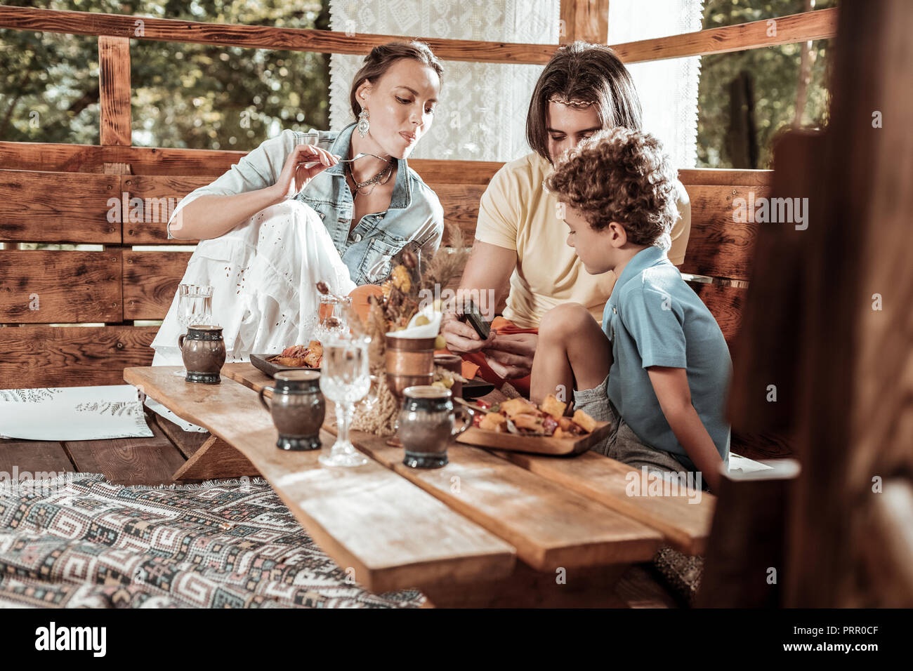 Liebevolle Familie Spaß am Tisch Stockfoto