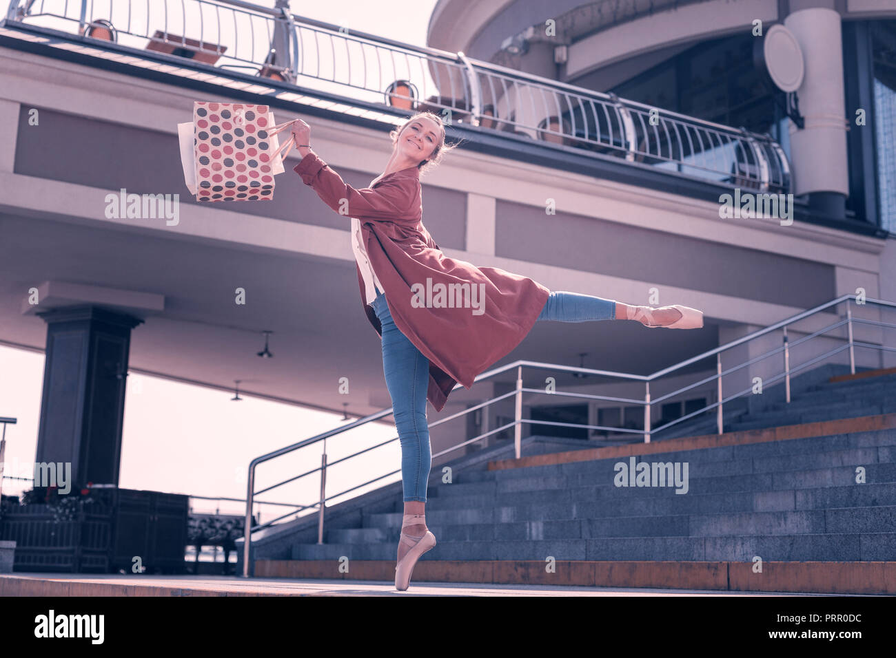 Freudige positive Junge ballerina Tanzen vom Glück Stockfoto