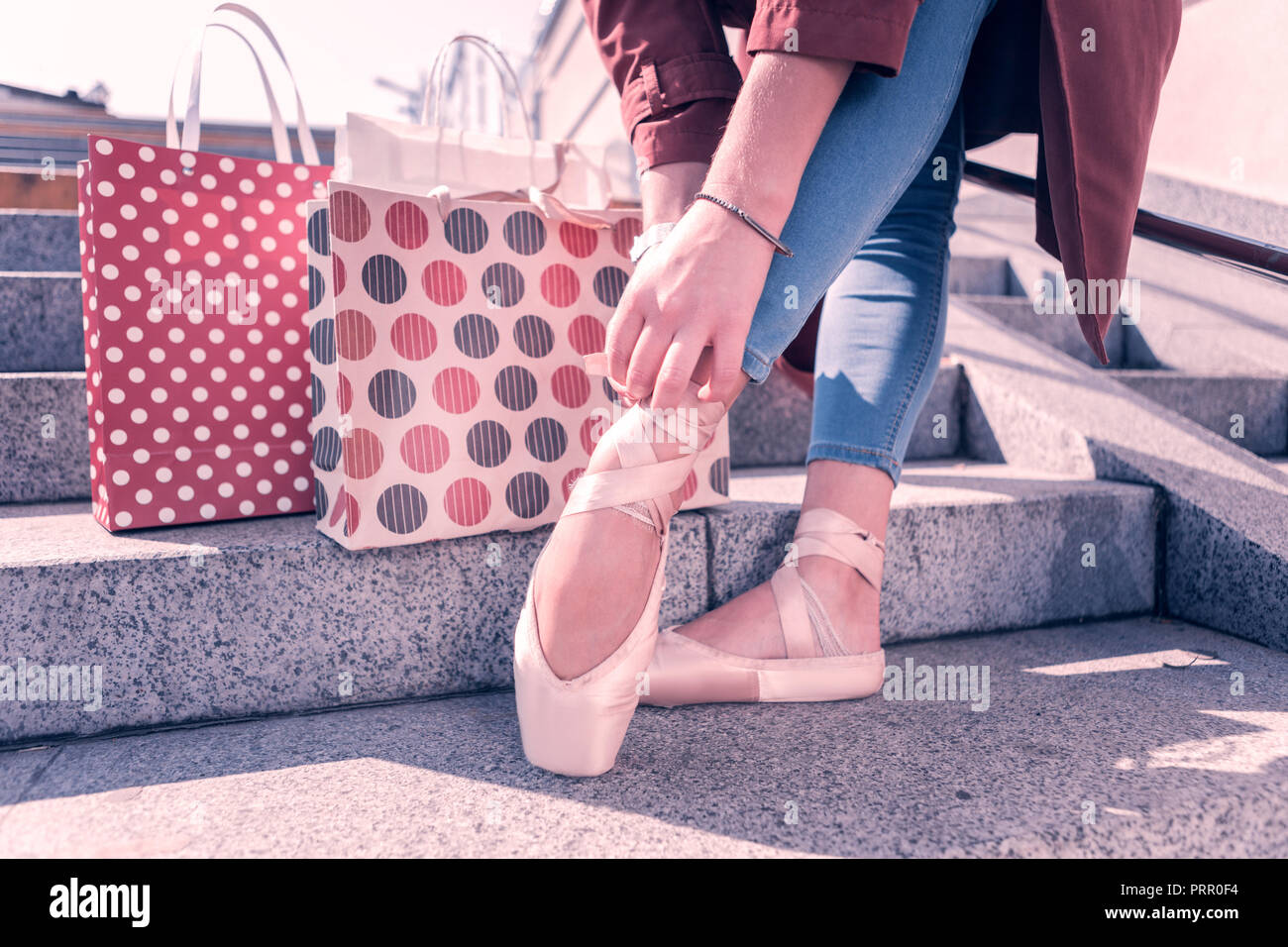 Nahaufnahme eines neuen weiblichen Spitzenschuhe Stockfoto