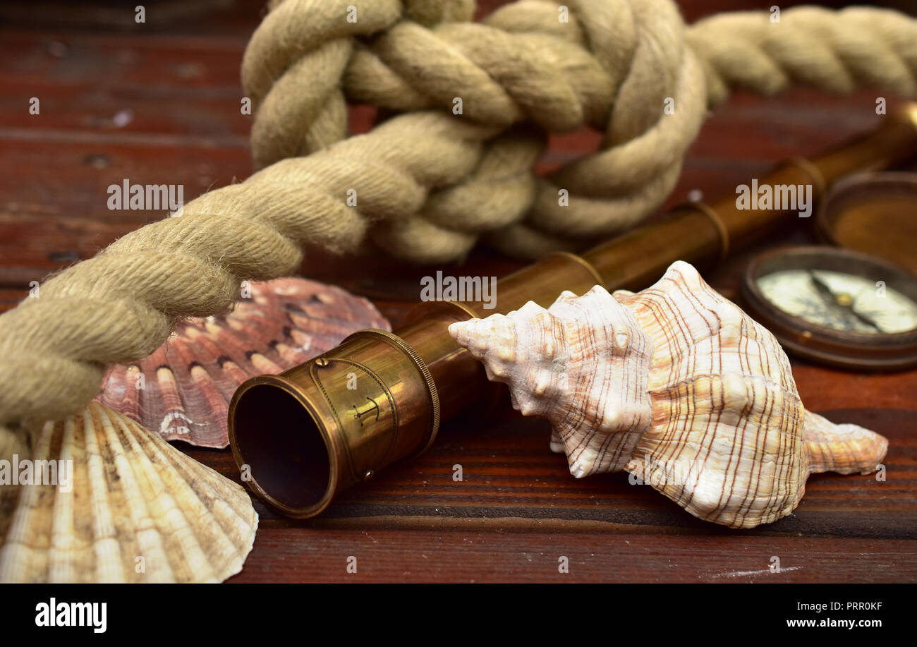Maritimes Stilleben mit Fernrohr und Muscheln Stockfoto