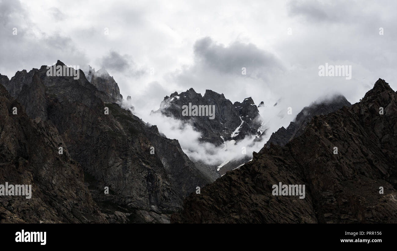 Berg erscheint hinter Wolken, Baltoro Galcier, Karakorum, Pakistan Stockfoto
