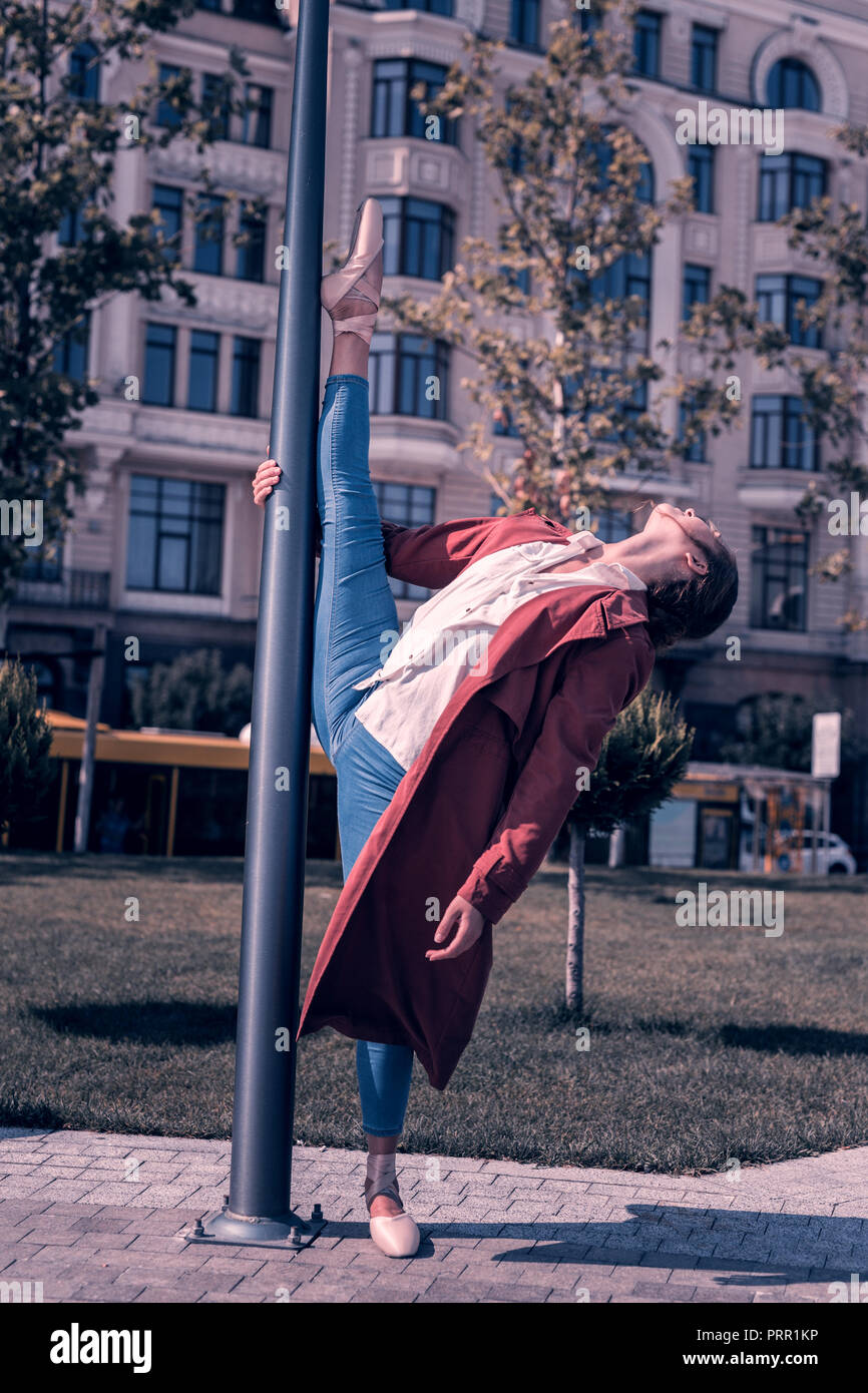 Qualifizierte professionelle junge Ballerina ihre Flexibilität entwickeln Stockfoto