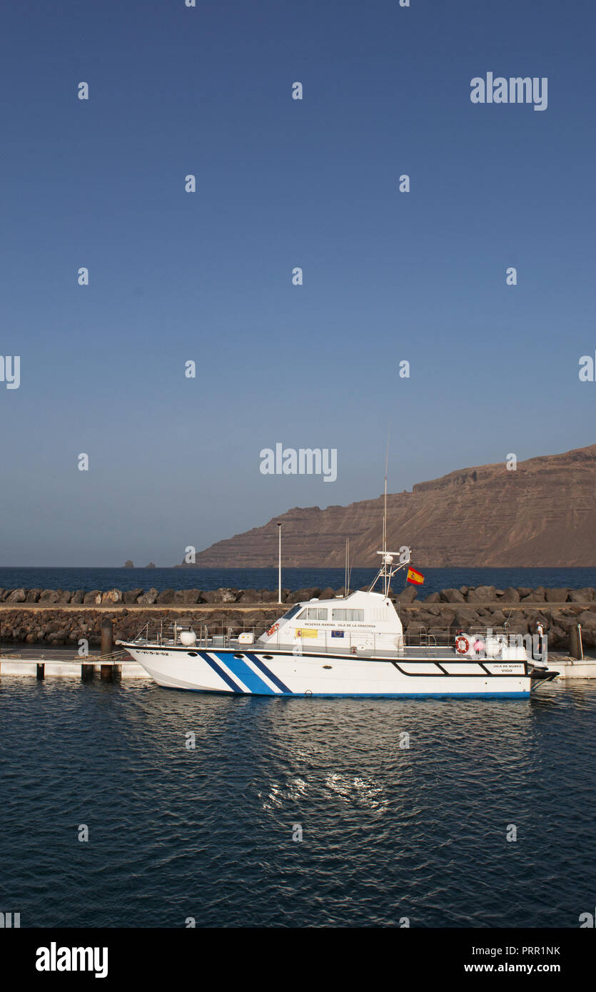 Lanzarote, Kanarische Inseln, Spanien: Fischerboot im Hafen von Caleta de Sebo, das Dorf von La Graciosa, die größte Insel Archipel Chinijo Stockfoto