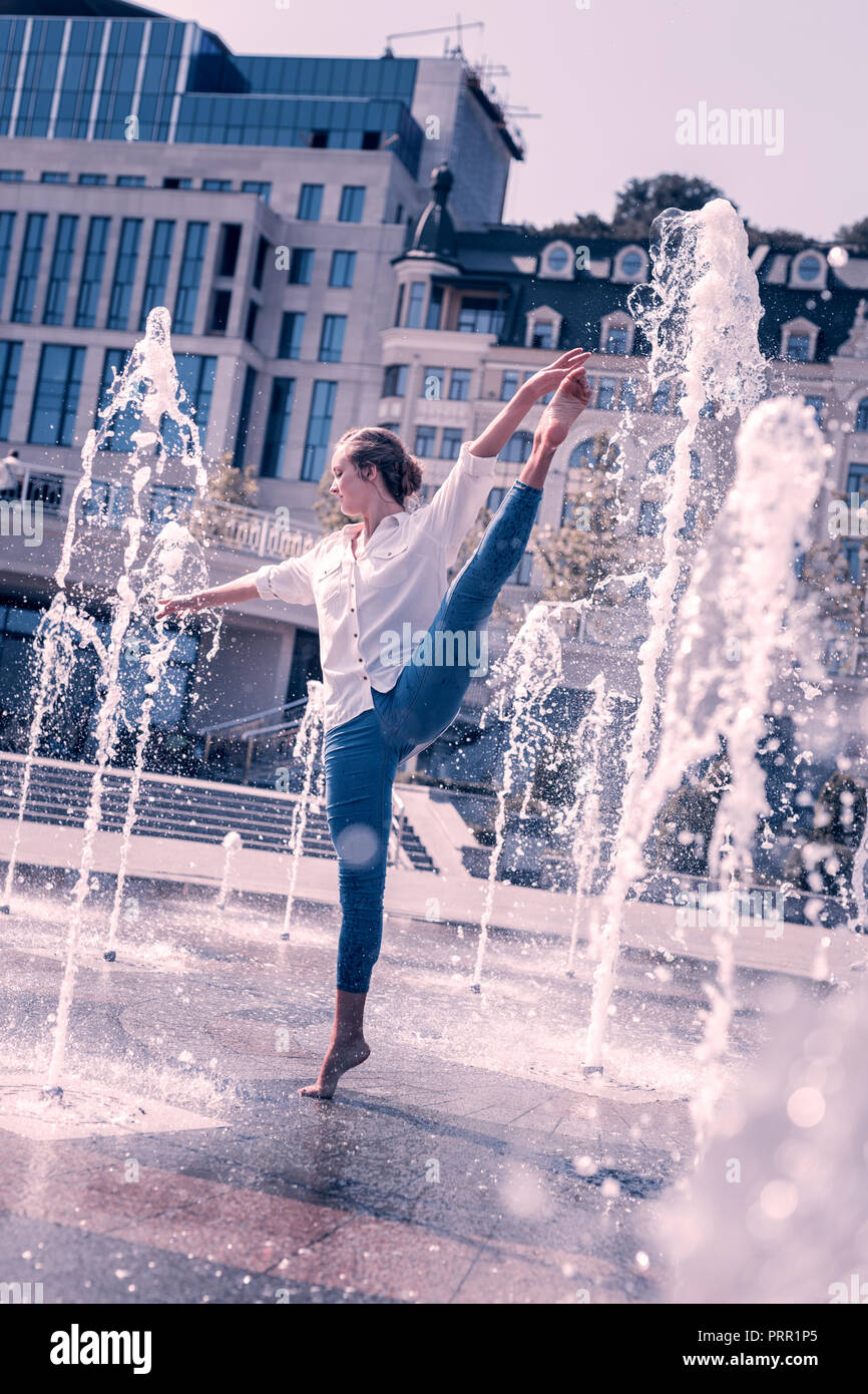 Professionelle Tänzerin im Brunnen barfuß Stockfoto