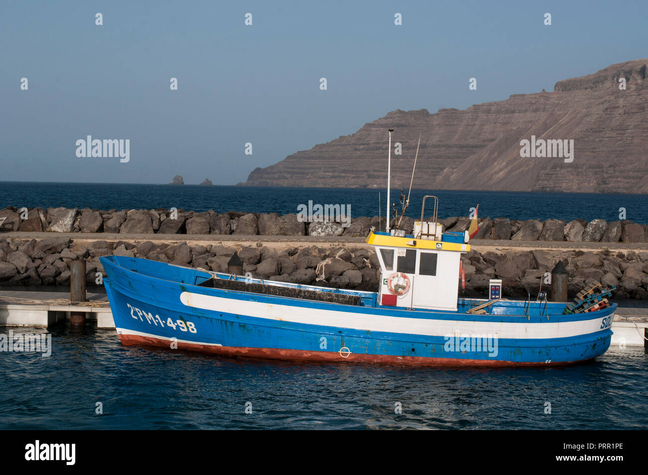 Lanzarote, Kanarische Inseln, Spanien: Fischerboot im Hafen von Caleta de Sebo, das Dorf von La Graciosa, die größte Insel Archipel Chinijo Stockfoto