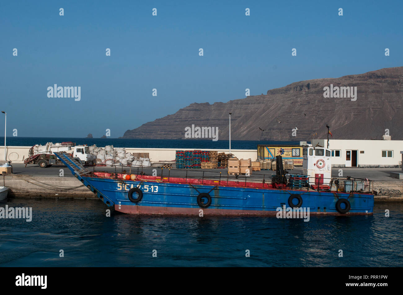 Lanzarote, Kanarische Inseln, Spanien: Fischerboot im Hafen von Caleta de Sebo, das Dorf von La Graciosa, die größte Insel Archipel Chinijo Stockfoto