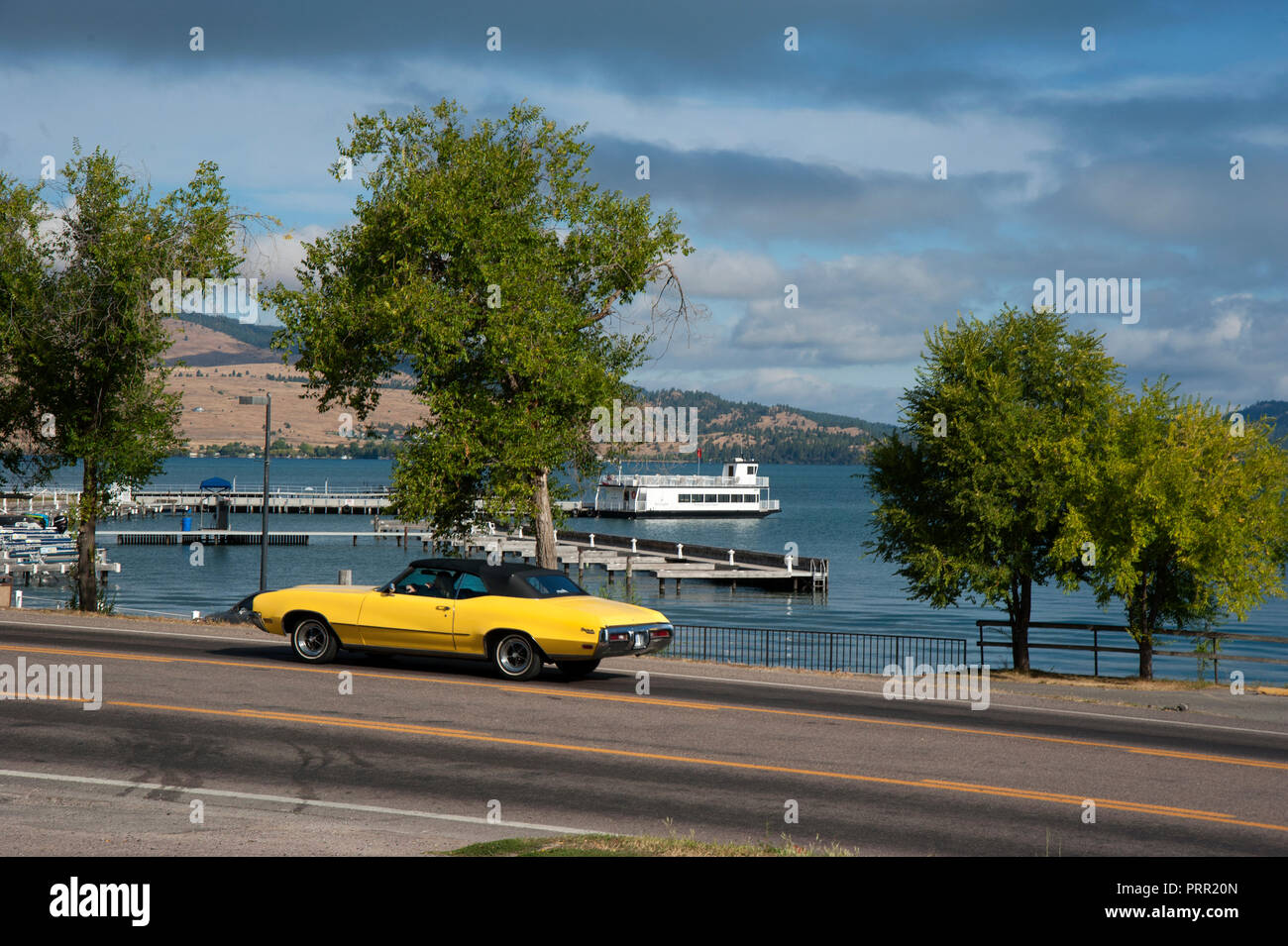 Auto fahren in der Nähe von Flathead Lake in Polson, Montana Stockfoto