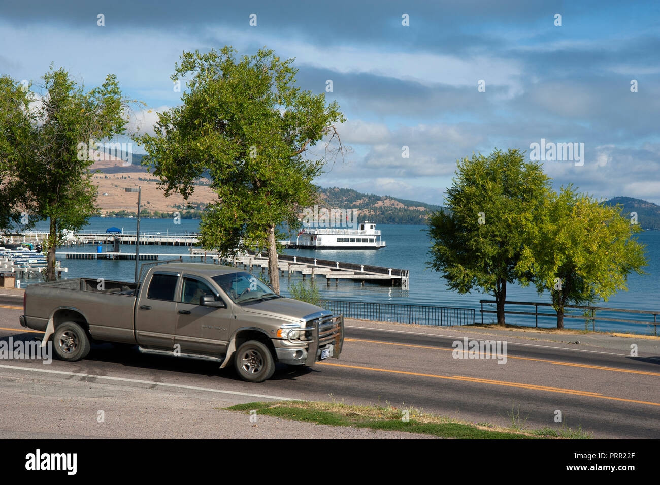 Pickup truck in der Nähe von Flathead Lake in Polson, Montana fahren Stockfoto