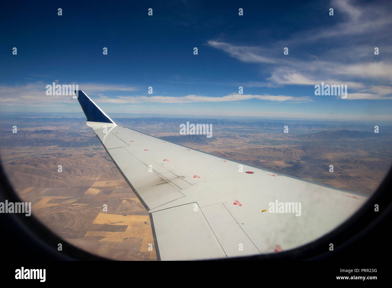 Blick aus Fenster der Tragfläche des Flugzeugs im Flug Stockfoto