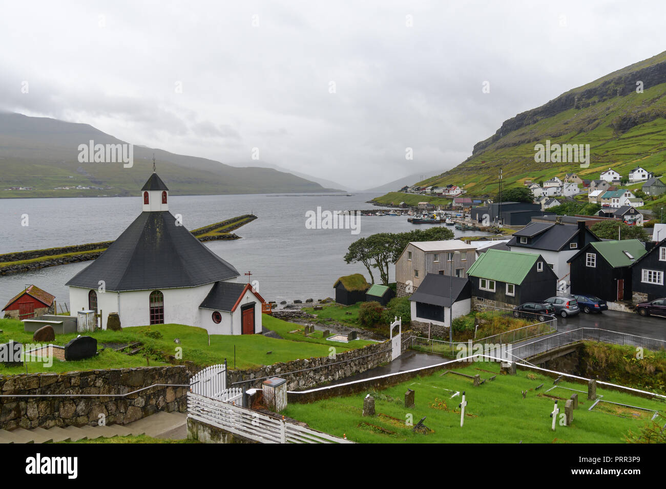 Blick auf das Dorf Haldarsvík und die Kirche von oben Stockfoto